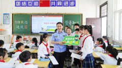 人员按照抽取了小龙虾和卤料样品